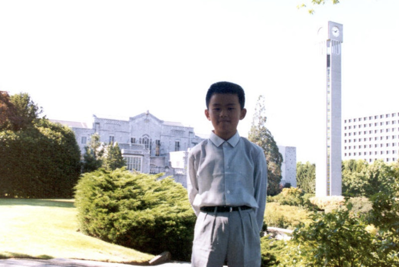 赵长鹏在温哥华的拉德纳钟楼，拍摄自其父亲
